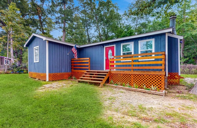 Charming home with wooden porch, streaming, washer/dryer, AC