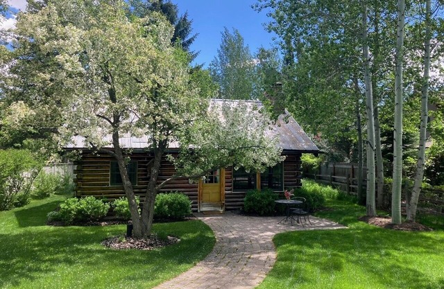 Charming Honeymoon Cabin in West Ketchum: A Sun Valley Getaway