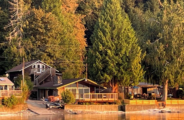 Charming Hood Canal waterfront cabin