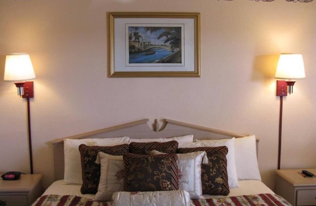 Charming hotel in a quiet spot, next to a Walmart, in Seminole with WiFi, AC.