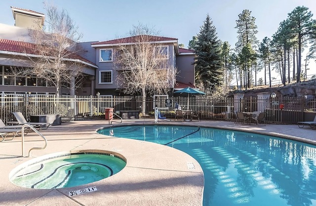 Charming Hotel Room w/ Hot Tub Access & Free Daily Breakfast