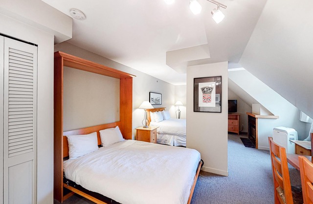 Charming, hotel-style studio in the Village with fireplace & gym - walk to lifts