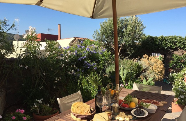 Charmantes Haus und hängender Garten im Herzen einer Stadt am Meer