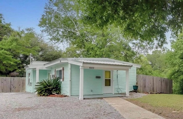 Charming House cottage, a Walk to the beach