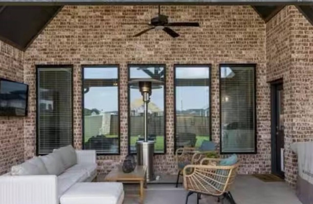 Charming house in brilliant Bixby for home like feel !
