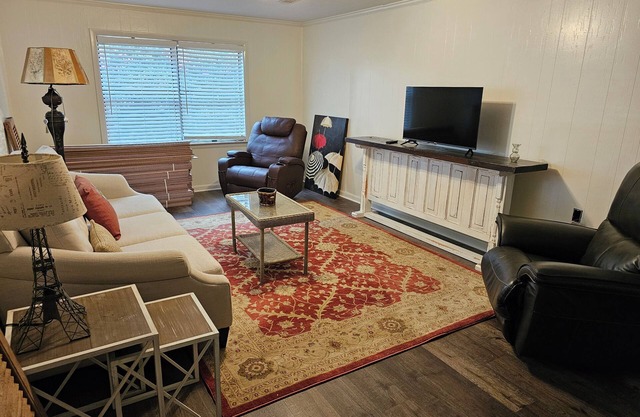Charming house in Foley with WiFi and AC