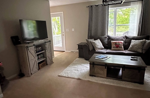 Charming house in Northport close to beaches, Wineries, town, trails