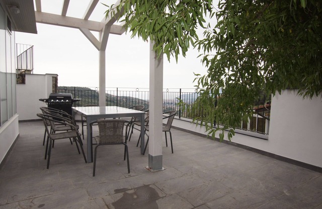 Villa Gioia. 4 Schlafzimmer, 2 Badezimmer, 2 Terrassen mit traumhaftem Meerblick, Pool, Garten.