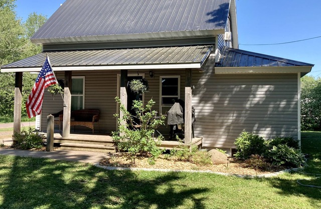Charming House minutes from local attractions!