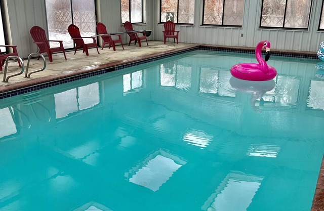 Charming house! Private indoor pool and hot tub! Swim today!