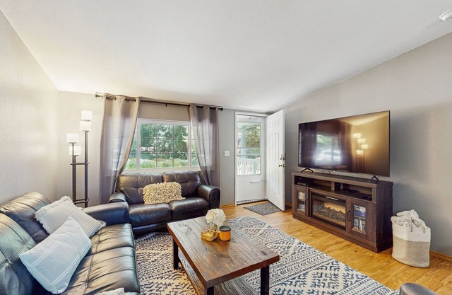 Charming house w/full kitchen, backyard, wifi & steps from the Lake