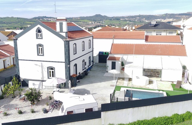 Charming house w/pool, 30 min away from the Lisbon airport.