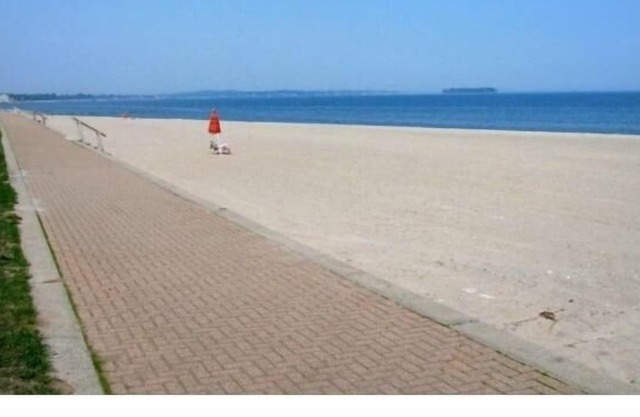 Charmantes Haus mit Blick auf das Wasser 2 Häuser vom sauberen, tiefen Sandstrand entfernt.