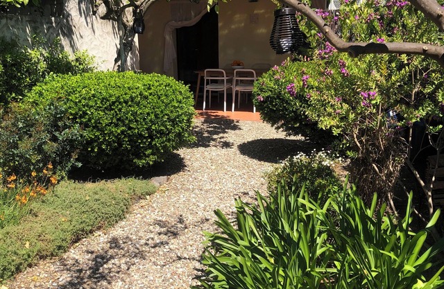 Charming house with beautiful garden, close to the beach. Free WiFi!