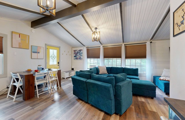 Charming house with short walk to sandy beach and boat launch