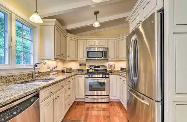 Charming Hyannis Cottage: 1 Mi to Beach!