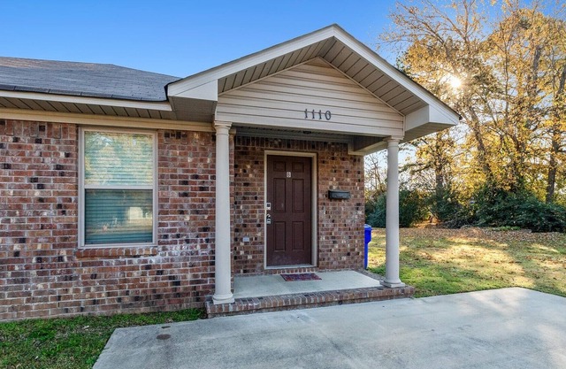 Charming in Conway (3-Bedroom) by RedAwning