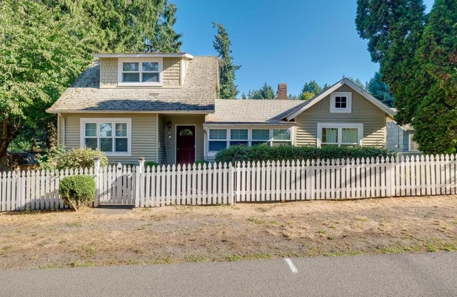 Charming Indianola Home Walk to Town!