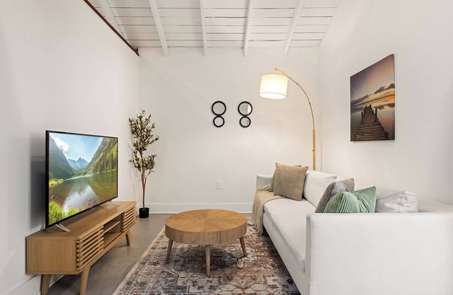 Charming Inglewood 1-BR Bungalow w/Washer & Dryer