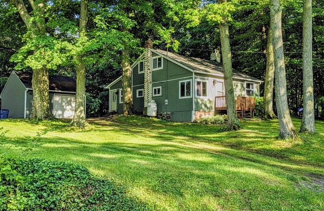 Charming Island cottage with dock, accessible by car and boat