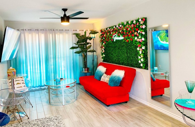Charming, King Bed, Golf, Pool, Lake, Cozy, Quiet Condo, Ideal for Longer Stays!