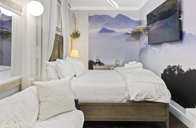 Charming King Newly Remodeled Studio Surrounded by Hundreds of Restaurants