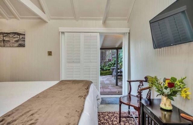 Charming King Room, Private Entrance and Garden Area. Pet-Friendly!