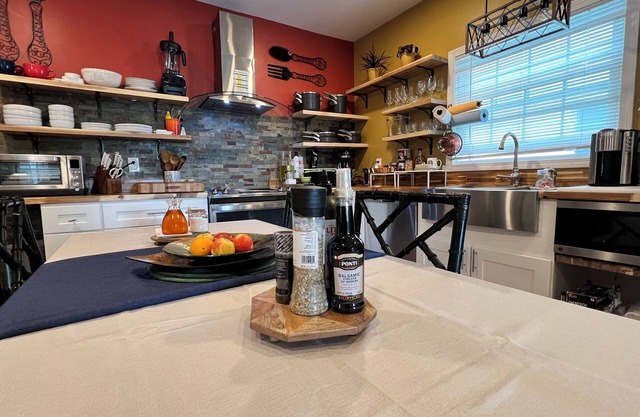 Charming Kitchen w/ 2-bedroom apartment with WIFI, AC in lovely East Providence