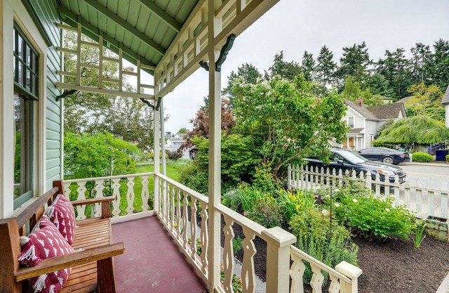 Charming La Conner Vacation Home w/ Fireplace!