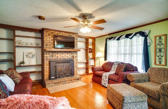 Charming Lake Charles Home w/ Patio & Grill