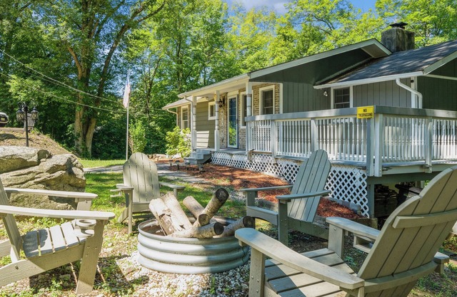 Charming Lake Community Cottage 2BR Retreat Near Mountain Creek