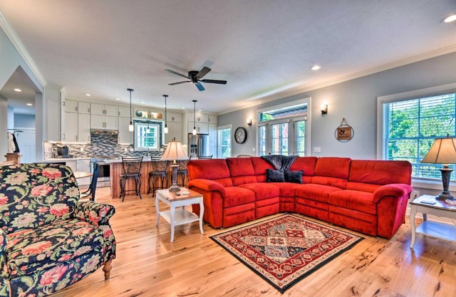 Charming Lake Erie Getaway Walk to Beach!