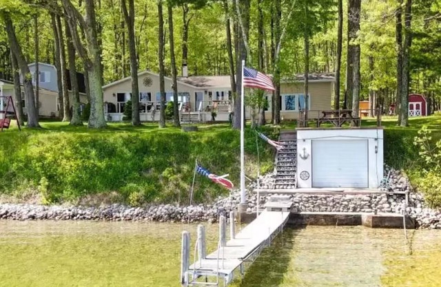 Charming Lake Front Cabin - 3-bedroom house with AC, WiFi in serene Hubbard Lake