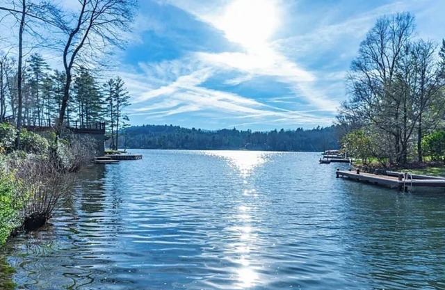 Charming Lake Front Home on Lake Toxaway with Private Dock and Deck- Sleeps 9