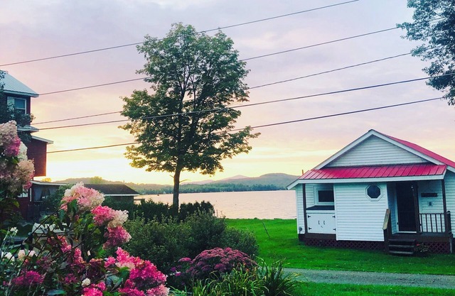 Charming, lake-front, 2-bedroom cabin with AC, WiFi in superb Derby