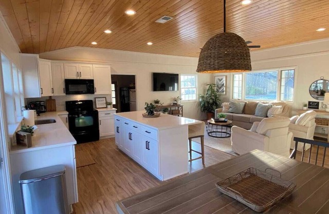 Charming Lake Front 3-bedroom cabin in Fair Play with Hot Tub & Private Dock