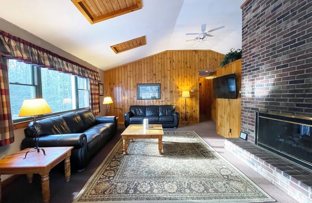Charming Lake Front Cabin in the Poconos