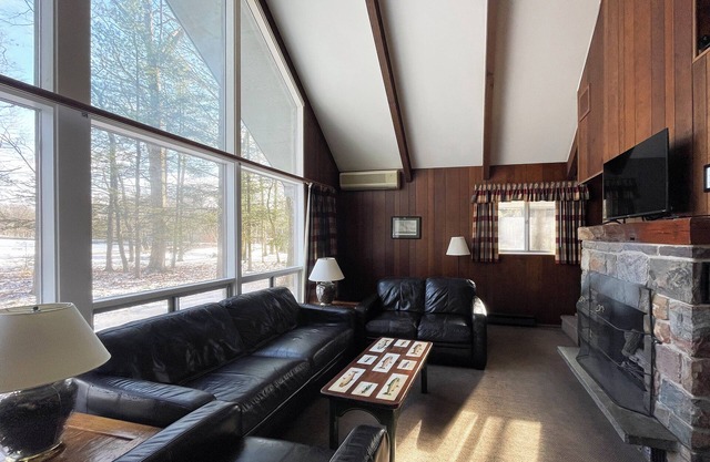Charming Lake Front Cabin in the Poconos