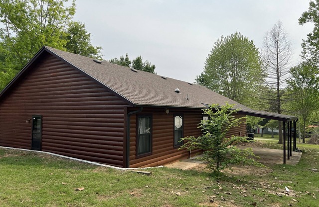 Charming lake house in Porum w/ a game room & an outdoor firepit
