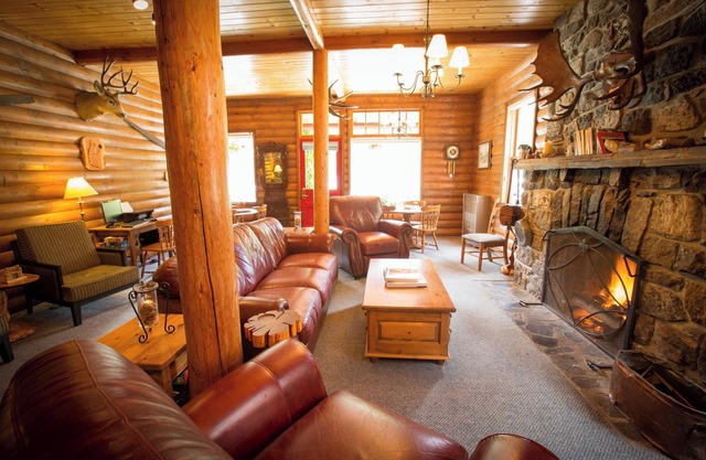 Charming Lake Louise Cabin | Fireplace Retreat