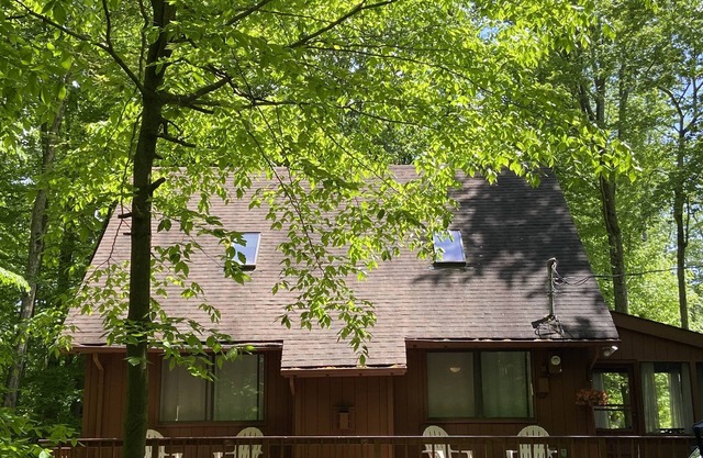 Charming Lake Naomi Cabin. Temporary Memberships available for weekly rentals.