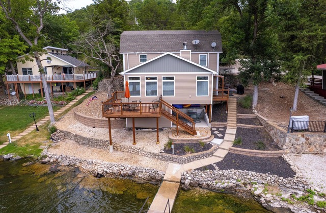 Charming Lake of the Ozarks Cabin, 3BR + Loft, Dock & Fun for All! Sleeps 10