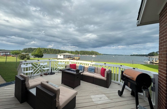 Charming Lake Sinclair Retreat