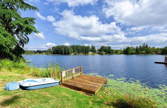 Charming Lakefront 6b3b with Panoramic Views