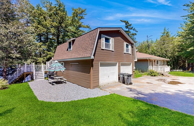 Charming Lakefront Apartment with Deck, Patio and BBQ Grill