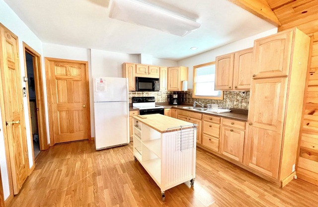 Charming lakefront cabin in tranquil Gordon/Wascott. Pet Friendly.