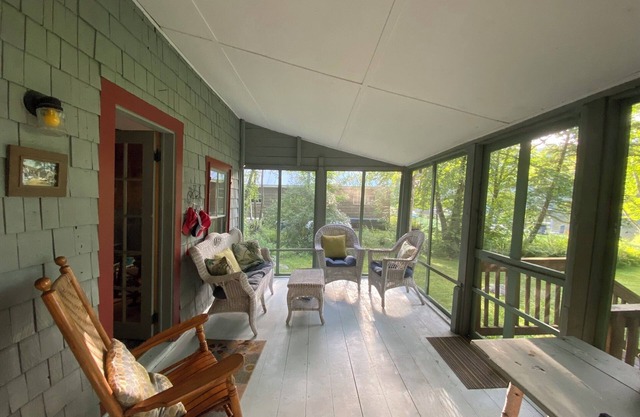 Charming lakefront cabin with large screened-in porch and lawn in Rome