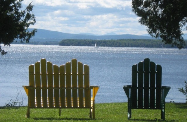 Charmantes, halbprivates Cottage am See mit Bergblick