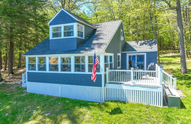 Charming lakefront cottage with a dock, WiFi, & washer/dryer - dogs welcome