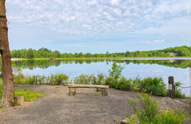 Charming lakefront home with fireplace, beach access & pool table - near skiing